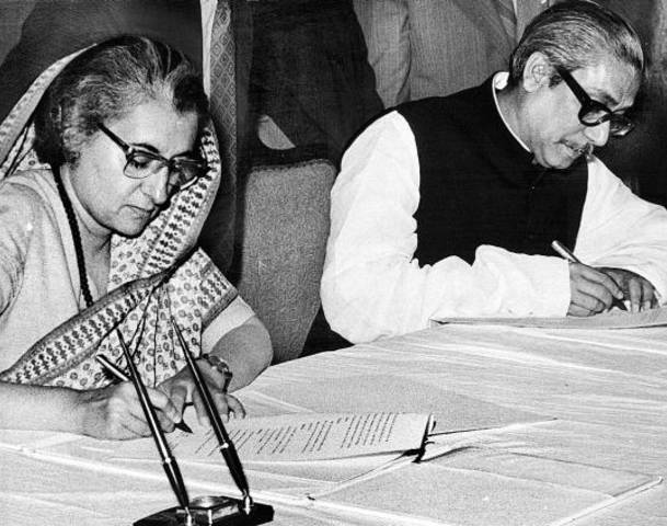mujib_and_indira_at_dhaka