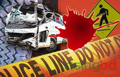 সৌদি আরবের মক্কায় এক সড়ক দুর্ঘটনায় পাঁচ বাংলাদেশির মৃত্যু হয়েছে। বুধবার স্থানীয় সময় সকাল ৮টার দিকে মক্কার জাবেল নূরে এ দুর্ঘটনা ঘটে। তারা সে সময় কাজে যাচ্ছিলেন। নিহতরা হলেন- নাজির হোসেন, ফরিদুল আলম, মোহাম্মদ আলম, মনছুর আলম ও গাড়িচালক আইয়ুব। নিহতদের সবার বাড়ি কক্সবাজারের ঈদগা এলাকায়। এ দুর্ঘটনায় আরো দুইজন গুরুতর আহত হয়েছেন। এরা হলেন ইসলাম ও জয়নাল। তাদের স্থানীয় হাসপাতালে ভর্তি করা হয়েছে। রাইজিংবিডির সৌদি আরব প্রতিনিধি জানান, প্রতিদিনের মতো বাংলাদেশিরা কর্মস্থলে যাওয়ার পথে এ দূর্ঘটনার কবলে পড়েন। বর্তমানে নিহতদের লাশ স্থানীয় হাসপাতালের মর্গে আছে। এ ঘটনায় মক্কায় বাংলাদেশি কমিউনিটির মাঝে শোকের ছায়া নেমে এসেছে । আমাদের কক্সবাজার প্রতিনিধি জানান, নিহতদের তিনজন হচ্ছেন- কক্সবাজার সদরের জালালাবাদ ইউনিয়নের মোহনভিলা গ্রামের মোহাম্মদ আলম, পোকখালী এলাকার মো. আইয়ুব ও ইসলামাবাদ ইউনিয়নের চরপাড়া গ্রামের ফরিদুল আলম। দূর্ঘটনায় আহত দুজন হলেন নাইক্ষ্যংদিয়া বাহারছড়া গ্রামের ফজল করিমের পুত্র মোহাম্মদ ইসলাম এবং নুরুল আজিমের পুত্র জয়নাল। এদিকে কক্সবাজারের ঈদগাঁওয়ে নিহতদের পরিবারে চলছে শোকের মাতম।