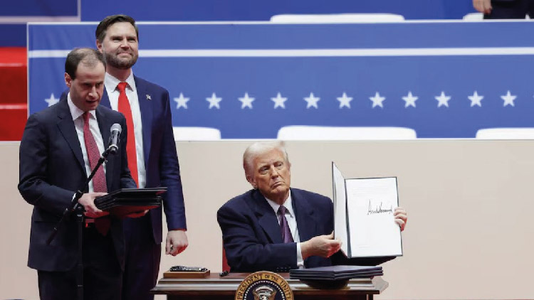 প্রথম দিন নির্বাহী আদেশের ঝড় তুললেন ট্রাম্প