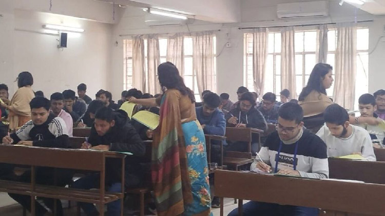 জাবির দ্বিতীয় দিনের ভর্তি পরীক্ষা শুরু, আসনপ্রতি লড়াই ২৪৫ শিক্ষার্থীর