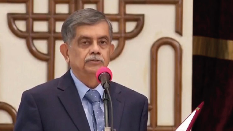 উপদেষ্টা হিসেবে শপথ নিলেন সি আর আবরার