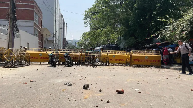 সচিবালয়ের সামনে আন্দোলনরত শ্রমিকদের সঙ্গে পুলিশের সংঘর্ষ