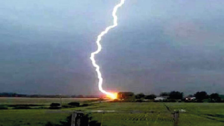 ধান কাটতে গিয়ে বজ্রপাতে দুই কৃষকের মৃত্যু