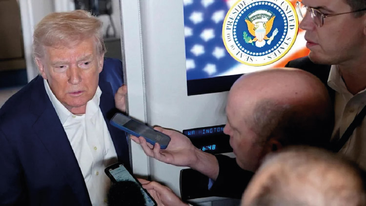 ডোনাল্ড ট্রাম্পের নতুন শুল্ক থেকে অব্যাহতি পেল স্মার্টফোন ও কম্পিউটার