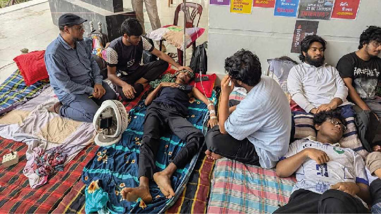উপাচার্যের পদত্যাগের দাবিতে অনশনরত এক শিক্ষার্থী জ্ঞান হারিয়েছেন