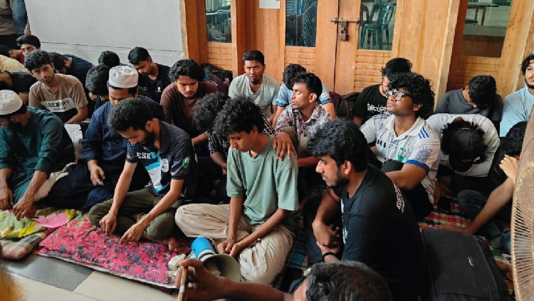 কুয়েটের আন্দোলনরত শিক্ষার্থীদের আমরণ অনশন শুরু