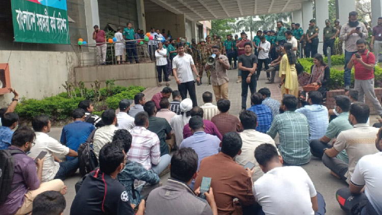 পিএসসির গেট ‘ভেঙে’ ভেতরে ঢুকে পড়লেন আন্দোলনরত চাকরিপ্রার্থীরা