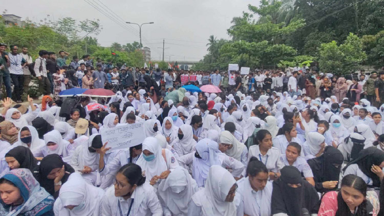 ৬ দফা দাবিতে ঢাকা মহিলা পলিটেকনিক ইনস্টিটিউটের সামনে শিক্ষার্থীদের সমাবেশ