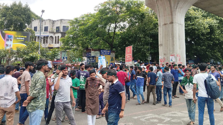 কুয়েট উপাচার্য পদত্যাগের দাবীতে শাহবাগ ব্লকেড