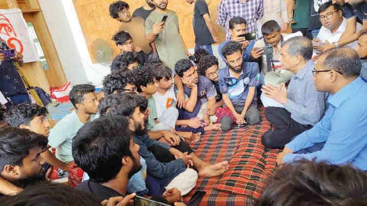 শিক্ষা উপদেষ্টার অনুরোধ প্রত্যাখ্যান, অনশনে অনড় কুয়েট শিক্ষার্থীরা