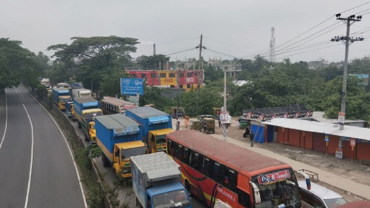 ঢাকা-চট্টগ্রাম মহাসড়কে ৯ কিলোমিটার দীর্ঘ যানজট