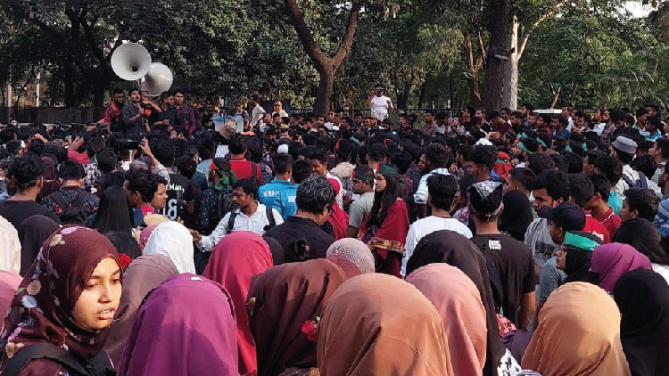 এখনো কাকরাইল মোড়ে জগন্নাথ বিশ্ববিদ্যালয়ের আন্দোলনকারীরা