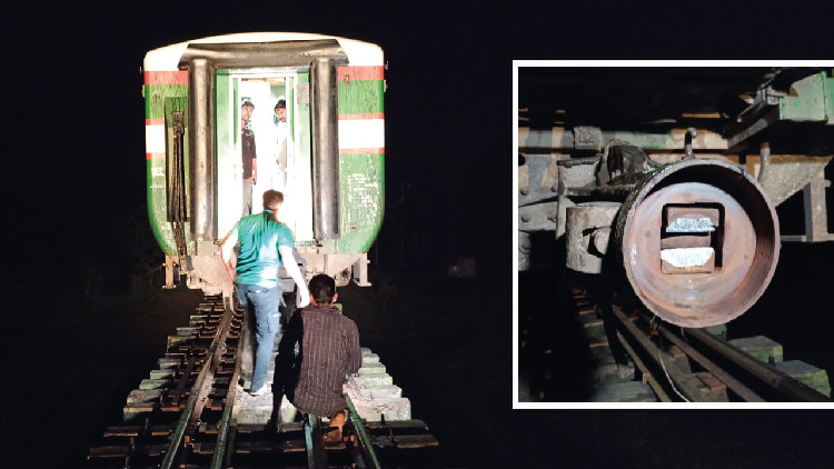 নেত্রকোনায় রেলসেতুর ওপর ১৩ বগি রেখেই স্টেশনে চলে এলো ইঞ্জিন