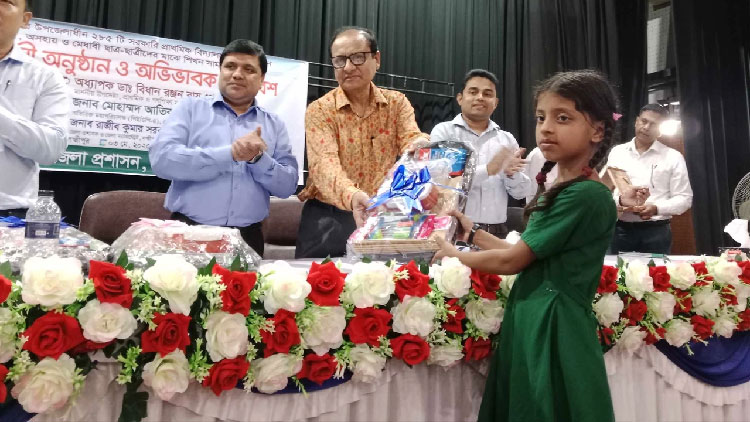 প্রাথমিক বিদ্যালয়ে পরীক্ষা পদ্ধতি পুনর্বহাল ও বৃত্তি চালুর ঘোষণা
