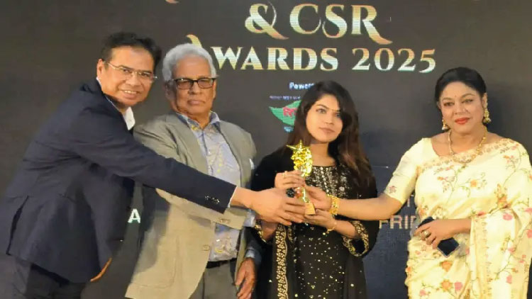 ভ্রমণ লেখায় সম্মাননা পেলেন শিউলী রোজা