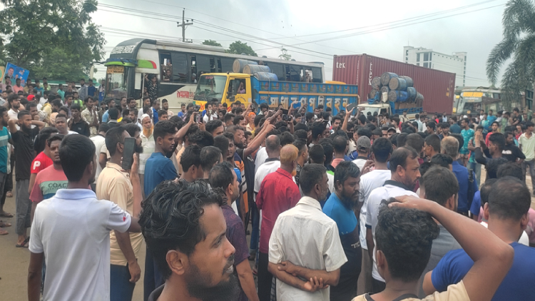 ১০ দফা দাবিতে শ্রমিকদের মহাসড়ক অবরোধ, পুলিশের সাউন্ড গ্রেনেড নিক্ষেপ